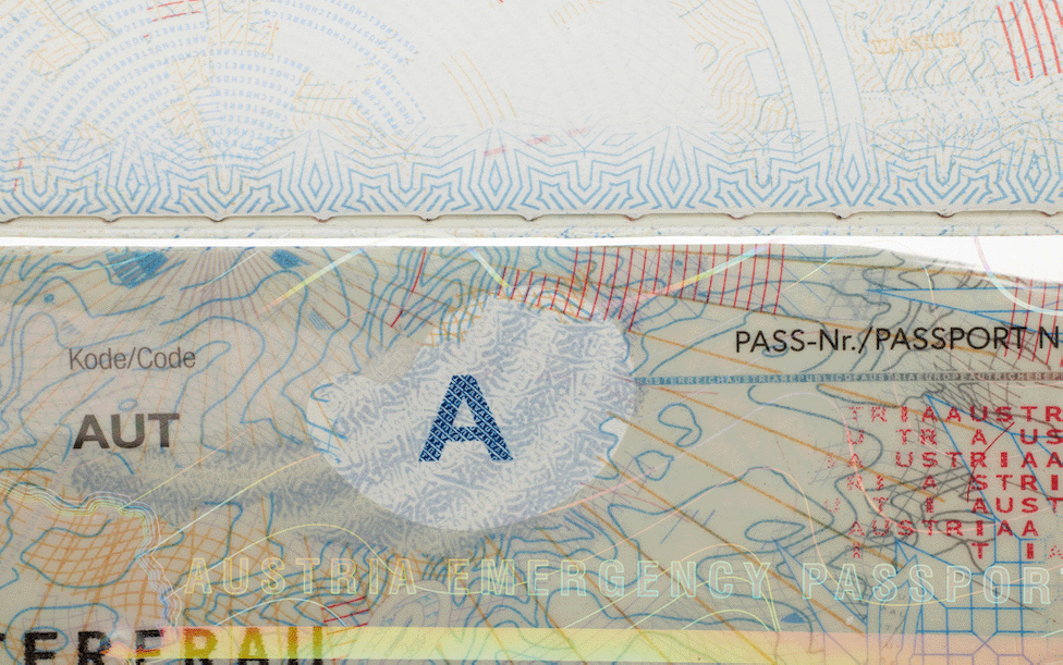 Notpass-Visa mit eingestanzten Buchstaben hervorgehoben